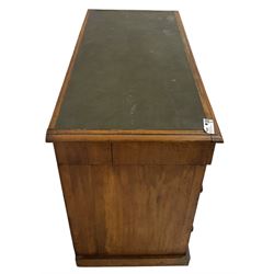 Victorian mahogany twin pedestal desk, rectangular top with inset green leather writing surface, fitted with central frieze drawer flanked by five graduating drawers on each side 