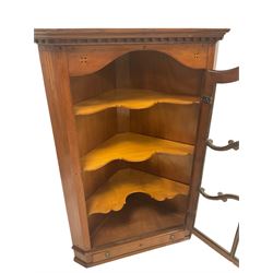 Edwardian mahogany corner cabinet, the projecting dentil cornice, over one glazed door and one drawer