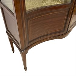 Edwardian inlaid mahogany serpentine display cabinet, projecting cornice over satinwood banding and stringing, enclosed by two glazed serpentine doors with panels to base, raised on square tapering supports with spade feet