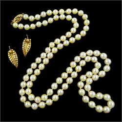 Single strand cultured pearl necklace, with 9ct gold clasp and a pair of 9ct gold leaf pattern clip earrings, London 1967