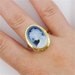 18ct gold Italian blue agate cameo ring, depicting a lady in a wide brimmed hat, stamped 750